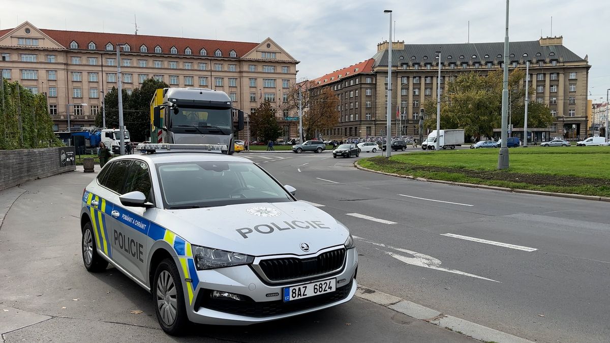 Seniorku na přechodu v Praze srazilo a těžce zranilo nákladní auto